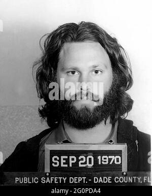 1970, 20. september, Dade County, FLORIDA, USA: Der gefeierte Rockstar-Sänger und Komponist JIM MORRISON ( 1943 - 1971 ) der TÜREN ( gegründet 1965 ), als wurde von der Polizei in der offiziellen Tasse-shot verhaftet. Jim wurde wegen Vergehen oder unanständigen Enthüllungen und Obszönitäten angeklagt. Der Sänger wurde gestürzt, nachdem er sich während eines Konzerts im März 1969 in Miami exponiert hatte. Unbekannter Fotograf, Abteilung für öffentliche Sicherheit des Dade County. - GESCHICHTE - FOTO STORICHE - MUSIK - MUSICA - CANTANTE - COMPOSITORE - ROCKSTAR - ARRESTO - ARRESTATION - ARRESTATO DALLA POLIZIA - FOTO SEGNALETICA Stockfoto