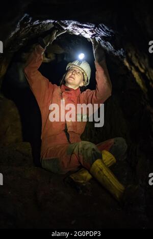 Goslar, Deutschland. Juni 2021. Katharina Malek, Bergbauarchäologie-Beauftragte des Niedersächsischen Landesamtes für Denkmalpflege, untersucht auf einer frühneuzeitlichen Fahrbahn im Bergwerk Rammelsberg die Spuren der alten Bergleute. Mitarbeiter des Niedersächsischen Landesamtes für Denkmalpflege forschen im Projekt 'Altbergbau.3D' an dem Bergbau im Harz. Quelle: Swen Pförtner/dpa/Alamy Live News Stockfoto