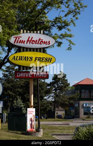 Ottawa, Ontario, Kanada - 31. Mai 2021: Ein klassisches „immer frisches“ Tim Hortons-Restaurantschild, das einen Drive-Thru an einem Franchise-Standort in Meriv anwirbt Stockfoto