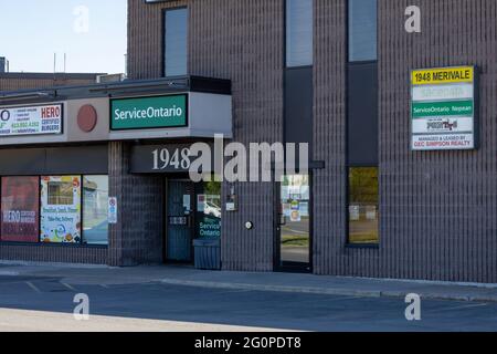 Ottawa, Ontario, Kanada - 31. Mai 2021: Ein ServiceOntario-Standort an der Ecke von Merivale und Slack Roads, der Provinzverwaltungsdienste anbietet Stockfoto