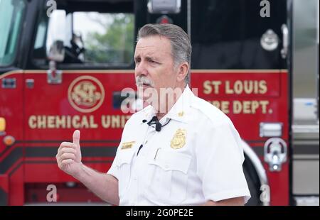 Dennis Jenkerson, Feuerwehrchef von St. Louis, spricht über einen neuen LKW zur chemischen Brandbekämpfung, der der Abteilung von Ameren Missouri, einem Elektrizitätsunternehmen, am Mittwoch, dem 2. Juni 2021, in St. Louis gespendet wurde. Der eine Million Dollar schwere, einzigartige Feuerwehrwagen benötigte neun Monate für die Konstruktion und weitere neun Monate für den Bau. St. Louis hat jedes Jahr zwei bis drei erhebliche elektrische Erdbrände, die stundenlang brennen und Ausfälle verursachen können. Der neue Lkw löscht diese Brände in wenigen Minuten, indem er alles mit einer Brandunterdrückungsanlage kühlt, die Kohlendioxid verwendet, um Erdelektriren zu löschen Stockfoto