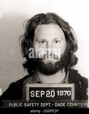 1970, 20. september, Dade County, FLORIDA, USA: Der gefeierte Rockstar-Sänger und Komponist JIM MORRISON ( 1943 - 1971 ) der TÜREN ( gegründet 1965 ), als wurde von der Polizei in der offiziellen Tasse-shot verhaftet. Jim wurde wegen Vergehen oder unanständigen Enthüllungen und Obszönitäten angeklagt. Der Sänger wurde gestürzt, nachdem er sich während eines Konzerts im März 1969 in Miami exponiert hatte. Unbekannter Fotograf, Abteilung für öffentliche Sicherheit des Dade County. - GESCHICHTE - FOTO STORICHE - MUSIK - MUSICA - CANTANTE - COMPOSITORE - ROCKSTAR - ARRESTO - ARRESTATION - ARRESTATO DALLA POLIZIA - FOTO SEGNALETICA Stockfoto