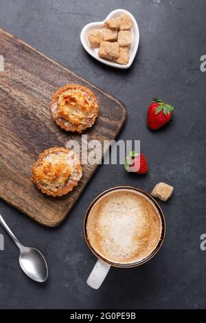 Kaffee und leckere Kuchen auf dunklem Stein Hintergrund. Kaffeepause-Konzept. Draufsicht - Bild Stockfoto