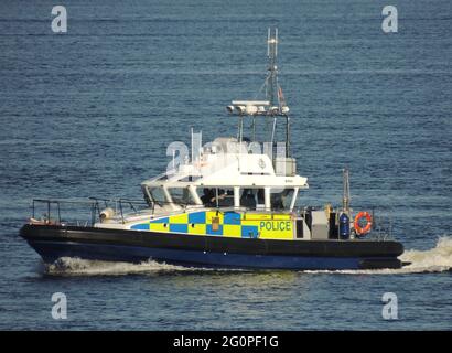 MDP Rona, ein vom Verteidigungsministerium der Polizei betriebener Start der Inselklasse, der Gourock am Firth of Clyde passiert. Stockfoto