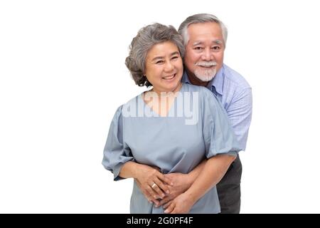 Asiatisches Seniorenpaar umarmt sich isoliert auf weißem Hintergrund Stockfoto