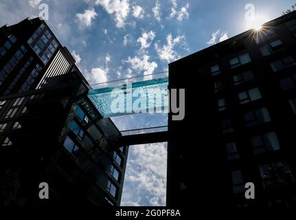 London, Großbritannien. Juni 2021. Am 2. Juni 2021 schwimmt eine Person im Sky Pool, einer transparenten Schwimmbadbrücke über zwei Wohnblocks im Süden Londons, Großbritannien. Quelle: Han Yan/Xinhua/Alamy Live News Stockfoto