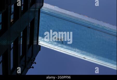 London, Großbritannien. Juni 2021. Am 2. Juni 2021 schwimmt eine Person im Sky Pool, einer transparenten Schwimmbadbrücke über zwei Wohnblocks im Süden Londons, Großbritannien. Quelle: Han Yan/Xinhua/Alamy Live News Stockfoto