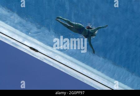 London, Großbritannien. Juni 2021. Am 2. Juni 2021 schwimmt eine Person im Sky Pool, einer transparenten Schwimmbadbrücke über zwei Wohnblocks im Süden Londons, Großbritannien. Quelle: Han Yan/Xinhua/Alamy Live News Stockfoto