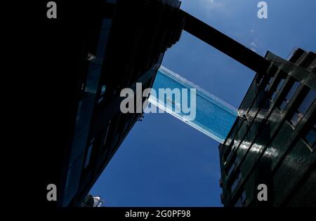 London, Großbritannien. Juni 2021. Am 2. Juni 2021 schwimmt eine Person im Sky Pool, einer transparenten Schwimmbadbrücke über zwei Wohnblocks im Süden Londons, Großbritannien. Quelle: Han Yan/Xinhua/Alamy Live News Stockfoto