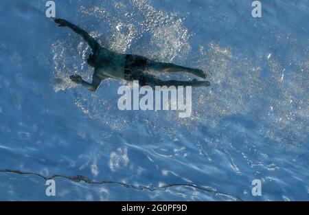London, Großbritannien. Juni 2021. Am 2. Juni 2021 schwimmt eine Person im Sky Pool, einer transparenten Schwimmbadbrücke über zwei Wohnblocks im Süden Londons, Großbritannien. Quelle: Han Yan/Xinhua/Alamy Live News Stockfoto