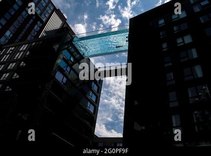 London, Großbritannien. Juni 2021. Am 2. Juni 2021 schwimmt eine Person im Sky Pool, einer transparenten Schwimmbadbrücke über zwei Wohnblocks im Süden Londons, Großbritannien. Quelle: Han Yan/Xinhua/Alamy Live News Stockfoto