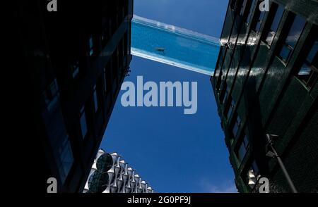 London, Großbritannien. Juni 2021. Am 2. Juni 2021 schwimmt eine Person im Sky Pool, einer transparenten Schwimmbadbrücke über zwei Wohnblocks im Süden Londons, Großbritannien. Quelle: Han Yan/Xinhua/Alamy Live News Stockfoto