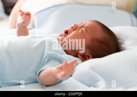Asiatisches Neugeborenes weint vor Durchfall Koliken Symptome Stockfoto