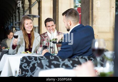 Verärgerte Gäste mit Manager im Restaurant Stockfoto