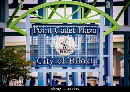 Ein Schild für Point Cadet Plaza ist am 29. Mai 2021 in Biloxi, Mississippi, abgebildet. Der Park am Wasser verfügt über einen großen Pavillon und ein Planschbecken. Stockfoto