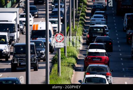 München, Deutschland. Juni 2021. Zahlreiche Autos fahren während der Hauptverkehrszeit über den Mittleren Ring. Ein Schild weist auf die Höchstgeschwindigkeit von 50 km/h hin, die dazu beitragen soll, die Luft sauber zu halten. Die EU-Kommission hat Deutschland verklagt, weil die Jahres- und Stundengrenzwerte für Stickstoffdioxid in zahlreichen Gebieten seit 2010 überschritten wurden. Deutschland verstößt damit systematisch gegen die EU-Luftqualitätsrichtlinie und hat zu wenig unternommen, um diese Verletzung auf ein Minimum zu beschränken. Quelle: Sven Hoppe/dpa/Alamy Live News Stockfoto