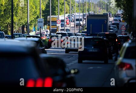 München, Deutschland. Juni 2021. Zahlreiche Autos fahren während der Hauptverkehrszeit über den Mittleren Ring. Ein Schild weist auf die Höchstgeschwindigkeit von 50 km/h hin, die dazu beitragen soll, die Luft sauber zu halten. Die EU-Kommission hat Deutschland verklagt, weil die Jahres- und Stundengrenzwerte für Stickstoffdioxid in zahlreichen Gebieten seit 2010 überschritten wurden. Deutschland verstößt damit systematisch gegen die EU-Luftqualitätsrichtlinie und hat zu wenig unternommen, um diese Verletzung auf ein Minimum zu beschränken. Quelle: Sven Hoppe/dpa/Alamy Live News Stockfoto