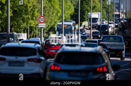 München, Deutschland. Juni 2021. Zahlreiche Autos fahren während der Hauptverkehrszeit über den Mittleren Ring. Ein Schild weist auf die Höchstgeschwindigkeit von 50 km/h hin, die dazu beitragen soll, die Luft sauber zu halten. Die EU-Kommission hat Deutschland verklagt, weil die Jahres- und Stundengrenzwerte für Stickstoffdioxid in zahlreichen Gebieten seit 2010 überschritten wurden. Deutschland verstößt damit systematisch gegen die EU-Luftqualitätsrichtlinie und hat zu wenig unternommen, um diese Verletzung auf ein Minimum zu beschränken. Quelle: Sven Hoppe/dpa/Alamy Live News Stockfoto