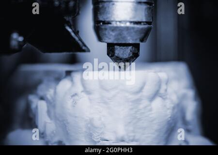 3D-Drucker druckt die Form von geschmolzenem Kunststoff weiß. Stockfoto
