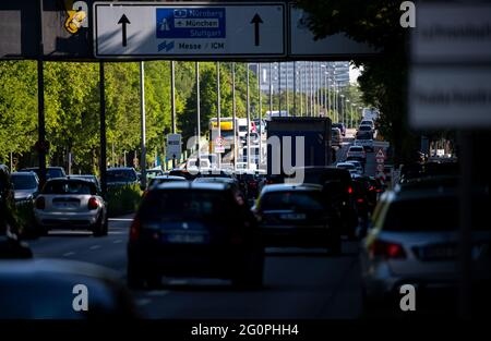 München, Deutschland. Juni 2021. Zahlreiche Autos fahren während der Hauptverkehrszeit über den Mittleren Ring. Ein Schild weist auf die Höchstgeschwindigkeit von 50 km/h hin, die dazu beitragen soll, die Luft sauber zu halten. Die EU-Kommission hat Deutschland verklagt, weil die Jahres- und Stundengrenzwerte für Stickstoffdioxid in zahlreichen Gebieten seit 2010 überschritten wurden. Deutschland verstößt damit systematisch gegen die EU-Luftqualitätsrichtlinie und hat zu wenig unternommen, um diese Verletzung auf ein Minimum zu beschränken. Quelle: Sven Hoppe/dpa/Alamy Live News Stockfoto