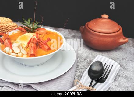Peruanisches Essen: Garnelensuppe, genannt 'Chupe de Camarones', Draufsicht. Selektiver Fokus Stockfoto