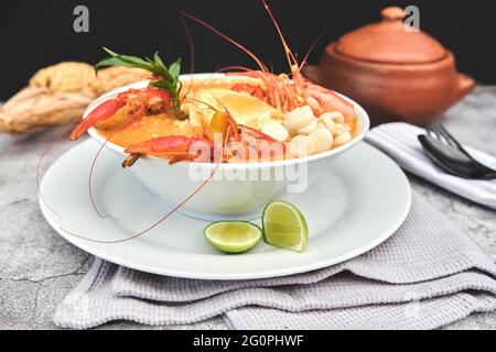 Peruanisches Essen: Garnelensuppe, genannt 'Chupe de Camarones', Draufsicht. Selektiver Fokus Stockfoto