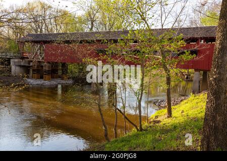 Die Spencerville Covered Bridge aus dem Jahr 1873, die zur Sanierung geschlossen wurde, überspannt den St. Joseph River in Spencerville, Indiana, USA. Stockfoto