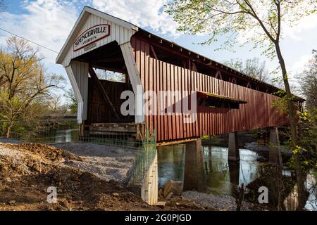 Die Spencerville Covered Bridge aus dem Jahr 1873, die zur Sanierung geschlossen wurde, überspannt den St. Joseph River in Spencerville, Indiana, USA. Stockfoto