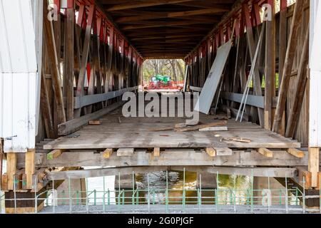 Das Innere der Spencerville Covered Bridge von 1873 wird in Spencerville, Indiana, USA, sanierung durchgeführt. Stockfoto