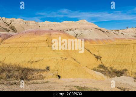 Blick auf die Gelben Mounds, die aus Gelben Mounds Paleosol gebildet wurden, im Badlands National Park, South Dakota, USA Stockfoto