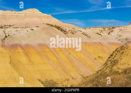 Blick auf die Gelben Mounds, die aus Gelben Mounds Paleosol gebildet wurden, im Badlands National Park, South Dakota, USA Stockfoto