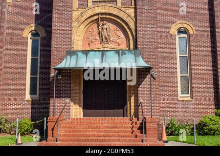 NEW ORLEANS, LA, USA - 30. MAI 2021: Eingang zur St. Joan of Arc Kirche in Carrollton Nachbarschaft Stockfoto