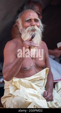 Haridwar, Uttarakhand, Indien 12. April 2021. Indische Heilige in ihrer traditionellen Art von Yog Mudra, meditierend. Schweigend sitzen als Teil der Initiation von neuem Sadhus während Kumbha Mela. Die Naga Sadhus. Stockfoto