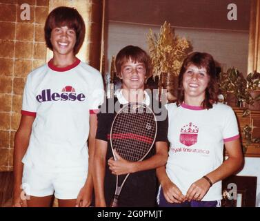 02. Juni 2021 - talentierter Junior-Tennisspieler Matthew Perry [Mitte] vor seiner Rolle als Chandler Bing bei ''Friends'', einer der beliebtesten Shows in der Fernsehgeschichte. Dateifoto: Persönliches Foto 1985, Hamilton, Ontario, Kanada. (Bild: © Brent Perniac/AdMedia über ZUMA Wire) Stockfoto