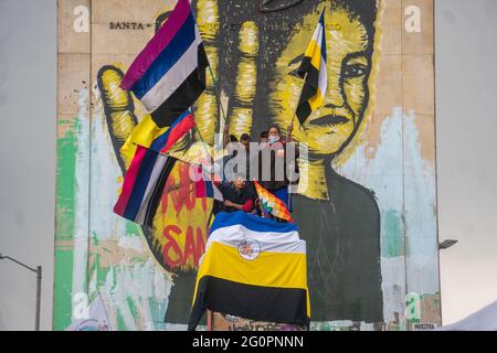 Bogota, 2. Juni 2021: Demonstranten und indigene Frauen der Misak-Gemeinde protestieren in Bogota in der fünften Woche der Proteste gegen die Regierung Kolumbiens.Quelle: Daniel Garzon Herazo/ZUMA Wire/Alamy Live News Stockfoto