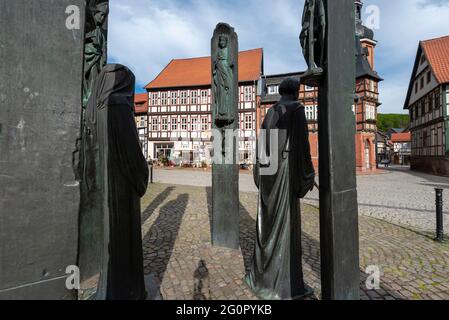 Stolberg, Deutschland. Mai 2021. Historische Fachwerkhäuser in der Altstadt von Stolberg im Harz. Denkmal auf dem Markt des Künstlers Klaus Friedrich Messerschmidt. Quelle: Stephan Schulz/dpa-Zentralbild/ZB/dpa/Alamy Live News Stockfoto