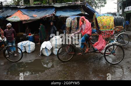 Bunte Rikschas durchstreifen die Straßen von Dhaka, Bangladesch. Stockfoto