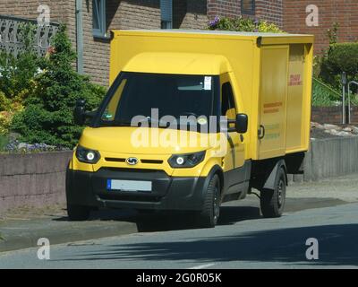 Uelsen, Deutschland - Juni 2 2021 - die deutsche Postgesellschaft DHL betreibt elektrische Transporter, die von der Firma selbst entwickelt und produziert wurden. Stockfoto
