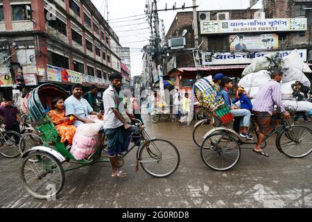 Bunte Rikschas durchstreifen die Straßen von Dhaka, Bangladesch. Stockfoto