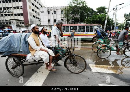 Bunte Rikschas durchstreifen die Straßen von Dhaka, Bangladesch. Stockfoto