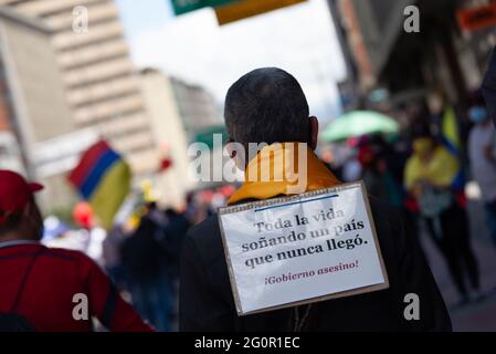 Die indigene Gemeinschaft 'Misak' beteiligte sich heute am Tag der Mobilisierungen im Rahmen des nationalen Streiks, der bereits 35 Tage abgeschlossen hat. (Foto von Santiago Villegas/Pacific Press) Quelle: Pacific Press Media Production Corp./Alamy Live News Stockfoto