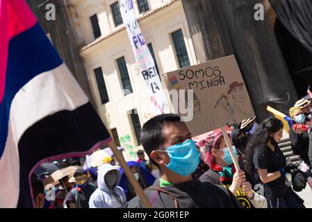 Die indigene Gemeinschaft 'Misak' beteiligte sich heute am Tag der Mobilisierungen im Rahmen des nationalen Streiks, der bereits 35 Tage abgeschlossen hat. (Foto von Santiago Villegas/Pacific Press) Quelle: Pacific Press Media Production Corp./Alamy Live News Stockfoto