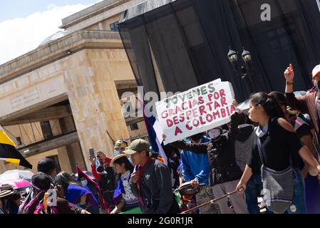 Die indigene Gemeinschaft 'Misak' beteiligte sich heute am Tag der Mobilisierungen im Rahmen des nationalen Streiks, der bereits 35 Tage abgeschlossen hat. (Foto von Santiago Villegas/Pacific Press) Quelle: Pacific Press Media Production Corp./Alamy Live News Stockfoto