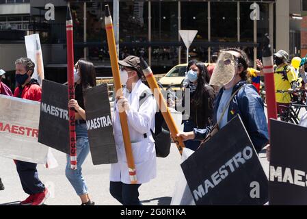 Die indigene Gemeinschaft 'Misak' beteiligte sich heute am Tag der Mobilisierungen im Rahmen des nationalen Streiks, der bereits 35 Tage abgeschlossen hat. (Foto von Santiago Villegas/Pacific Press) Quelle: Pacific Press Media Production Corp./Alamy Live News Stockfoto