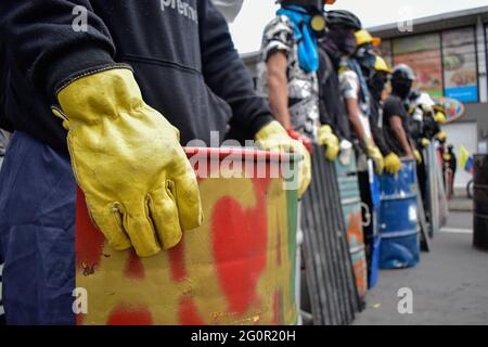 Pasto, Narino, Kolumbien. Juni 2021. Die Hände eines der Mitglieder der sogenannten „ersten Linie“, die mit Handschuhen bedeckt und auf ihrem Metallschild in Pasto, Narino, am 2. Mai ruht, 2021 während eines regierungsfeindlichen Protestes gegen die Steuer- und Gesundheitsreformen von Präsident Ivan Duque sowie Unruhen und Verstöße, die durch Polizeimissbrauch von Machtfällen verursacht wurden, die seit dem Ende der Proteste am 28. april 70 Tote hinterlassen haben. Quelle: Camilo Erasso/LongVisual/ZUMA Wire/Alamy Live News Stockfoto