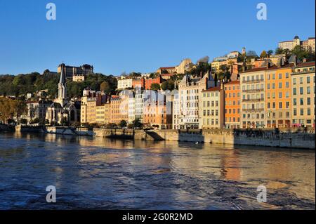 FRANKREICH, RHONE (69) LYON, STADTTEIL VIEUX LYON, FASSADEN AN DEN KAIS DER SAONE Stockfoto