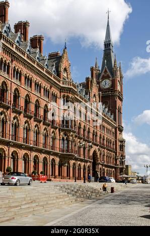 London, Großbritannien - 16. April 2021: Der historische Bahnhof St. Pancras im Zentrum von London. Züge in die East Midlands nutzen diese Endstation ebenso wie Eurostar Stockfoto