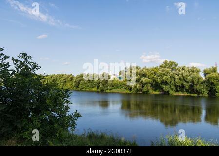 Ufer des Flusses Oka, Räume und die Kirche Stockfoto