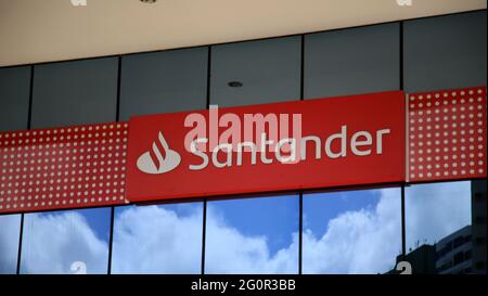 salvador, bahia, brasilien - 26. Mai 2021: Fassade einer Zweigstelle der Banco Santander in der Stadt Salvador. Stockfoto