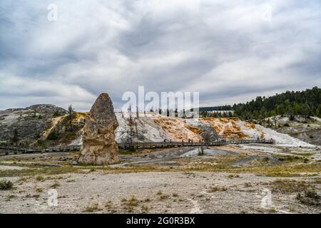 Der Liberty Cap-Thermalkegel im Yellowstone-Nationalpark, Wyoming Stockfoto